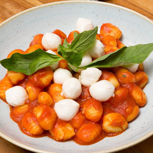 Gnocchi in Tomatensauce mit Mozzarella und Basilikum